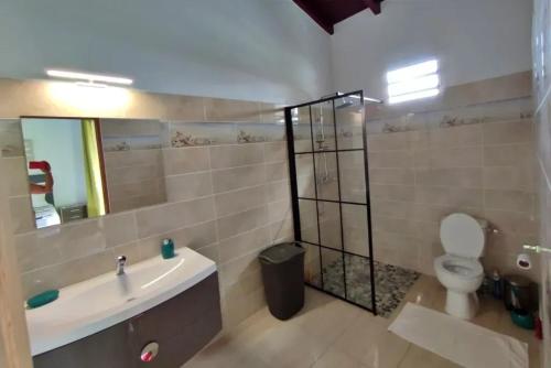 Studio moderne près de Capesterre-Belle-Eau avec piscine - image 2
