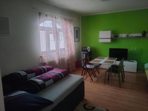 2 queen beds, 1 sofa bed