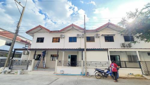 หลังมอ อพาร์ตเมนต์สามสาว in Ongkharak