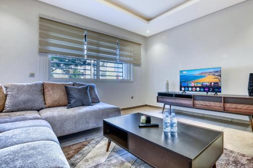 공용 라운지/TV 시청 구역, Islane Pool & Relax Apartment-10min Adrar Stadium in 알 모하마디