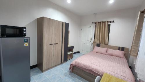 หลังมอ อพาร์ตเมนต์สามสาว in Ongkharak