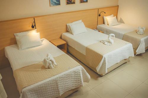 3 twin beds