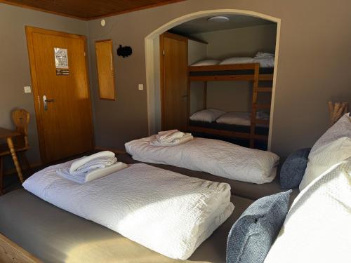5 twin beds
