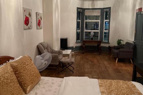 Cozy London House Retreat - image 5