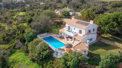 Spacious Villa Swimming Pool by HostWise – khách sạn tại Lagoa E Carvoeiro