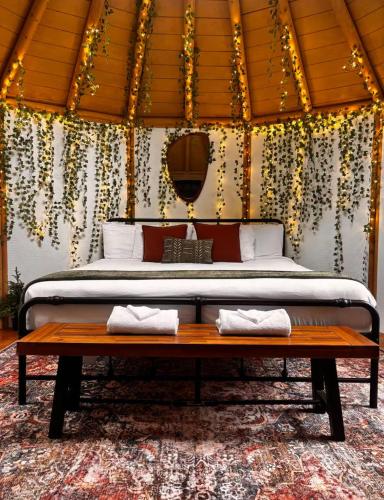 Trekker, Treehouses cabins and lodge rooms in เลคจอร์จ (NY)