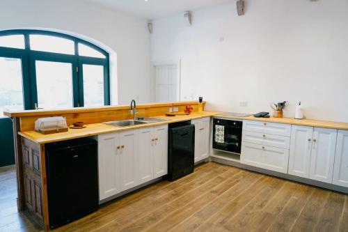 Live Like Lords & Ladies At Our Country Estate in 巴林納斯洛