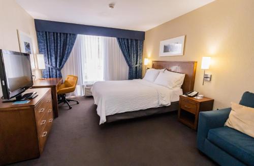 2 queen beds, 1 sofa bed