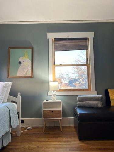 Cozy Bungalow Walk to Dining Cafés, Zoo & More in Denver, USA