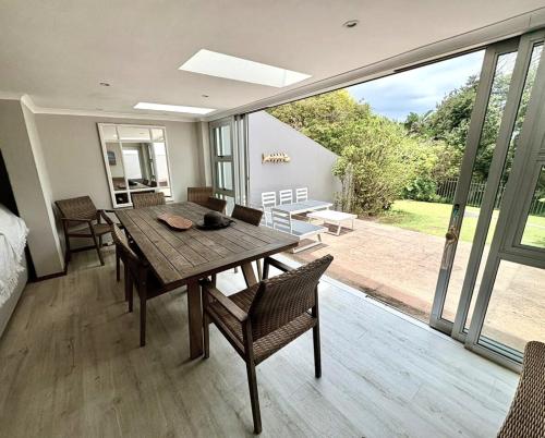 Lalamanzi Beach Villa - Direct Beach Access in Саутбруум