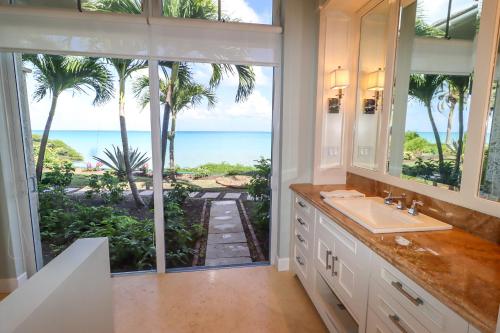 Baño, Siboney Beach Club in Saint John