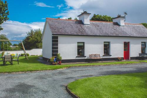 3 Bed Cottage - Sleeps 7 - Parking - Play Area in Crossmolina