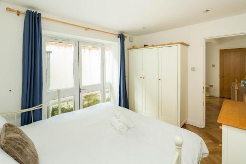 Elegant 4-Bed Islington Home with Garden - image 5