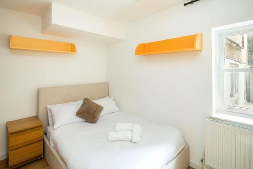 Elegant 4-Bed Islington Home with Garden - image 11