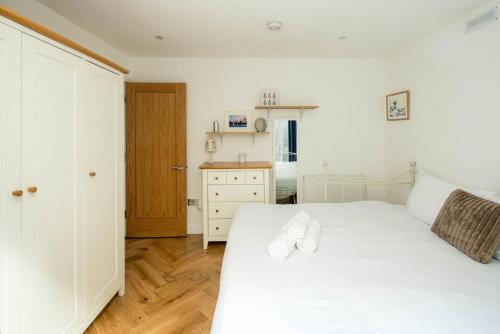 Elegant 4-Bed Islington Home with Garden - image 8
