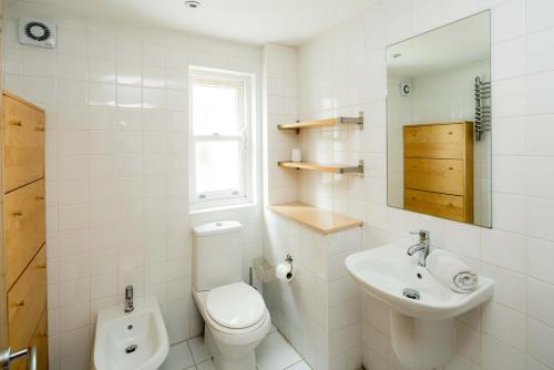 Elegant 4-Bed Islington Home with Garden - image 12