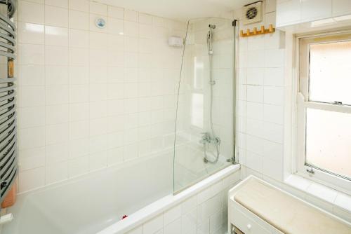 Elegant 4-Bed Islington Home with Garden - image 10