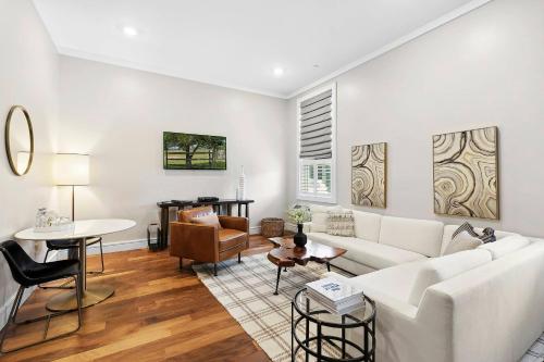 Classic One-Bedroom Apartment with King Bed