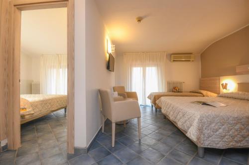 2 queen beds, 1 twin bed