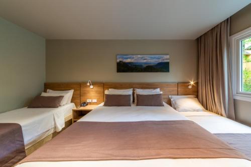 1 double bed, 2 twin beds