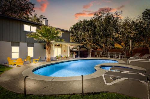 Rodeo Special Pool & Hot Tub Game Rooms – khách sạn tại Làng Đồi Quê