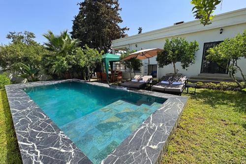private villa with swimming pool – khách sạn tại Mathe IA