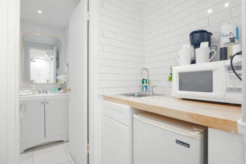 Girasole Rentals Suites Room Type - Deluxe Queen Studio 