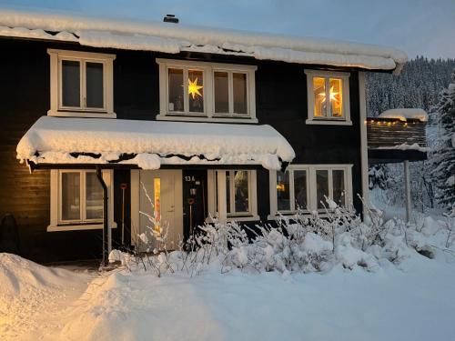 Hus i Hemsedal sentrum, nær skianlegget - 3 sov og 7 sengeplasser – khách sạn tại Hemsedal