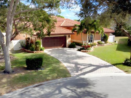 Luxurious 4-Bedroom House with Pool in Coral Springs (FL)