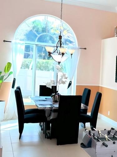 Luxurious 4-Bedroom House with Pool in Coral Springs (FL)