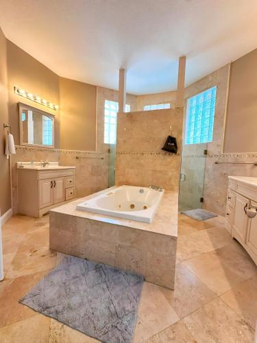 Luxurious 4-Bedroom House with Pool in Coral Springs (FL)