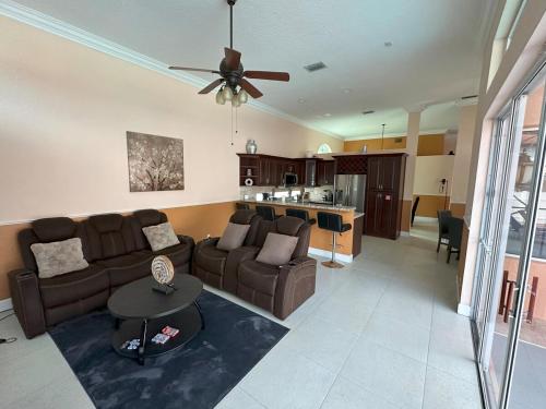 Luxurious 4-Bedroom House with Pool in Coral Springs (FL)