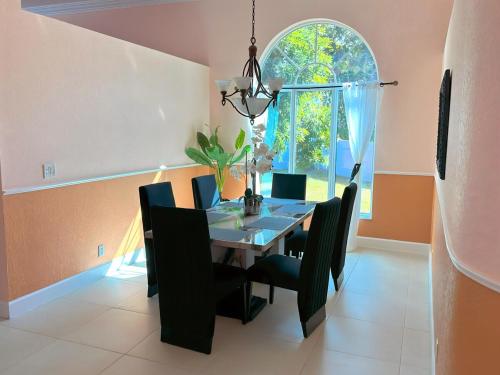 Luxurious 4-Bedroom House with Pool in Coral Springs (FL)