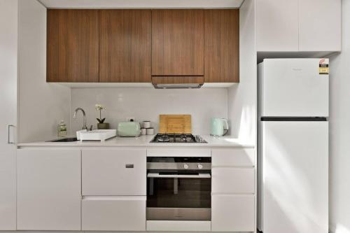 Urban One-Bedroom Near UNSW Hospitals Light Rail Parking - image 12