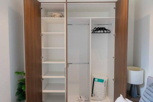 Urban One-Bedroom Near UNSW Hospitals Light Rail Parking - image 6