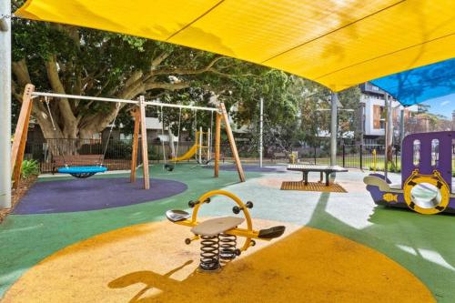 Urban One-Bedroom Near UNSW Hospitals Light Rail Parking - image 9