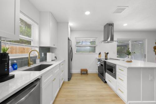 Serenity on Lark St 4BD 2BA Pool Home Just minutes to the beach in Seminole (FL)