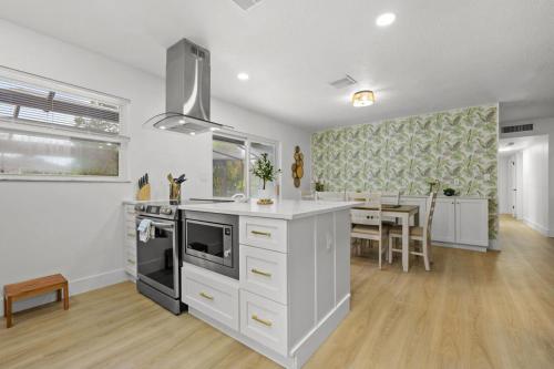Serenity on Lark St 4BD 2BA Pool Home Just minutes to the beach in Seminole (FL)