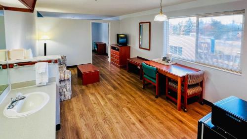 Hospitality Inn - image 11