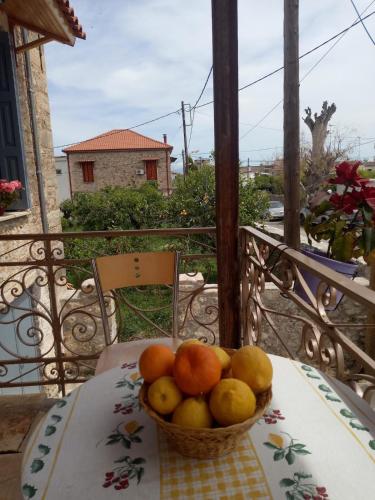 Σπίτι στο Χωριό - Les campagnards (Σπιτι στο Χωριο - Les campagnards) in Rododafni (Akhaia)