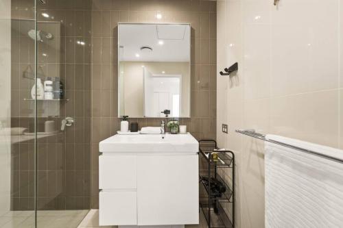 Cosy One Bedroom unit near Sydney CBD Sleeps four with Balcony - image 4