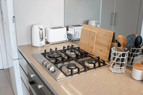 Elegant Two-Bedroom near Sydney CBD w Balcony and Parking - image 9
