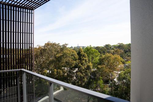 Elegant Two-Bedroom near Sydney CBD w Balcony and Parking - image 5