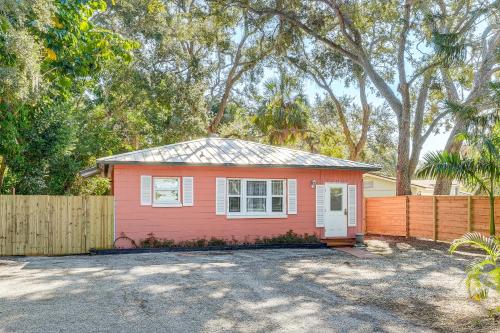 5 Mi to St Pete Beach! Snowbird Home w/ Large Yard in Bay Pines