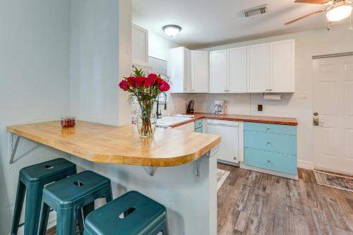 5 Mi to St Pete Beach! Snowbird Home w/ Large Yard in Bay Pines
