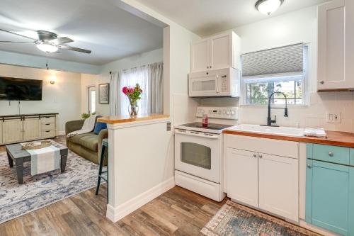 5 Mi to St Pete Beach! Snowbird Home w/ Large Yard in Bay Pines