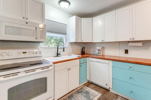 5 Mi to St Pete Beach! Snowbird Home w/ Large Yard in Bay Pines