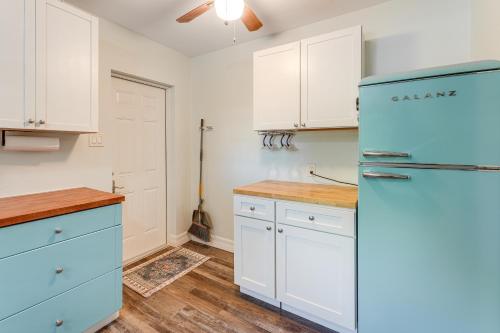 5 Mi to St Pete Beach! Snowbird Home w/ Large Yard in Bay Pines