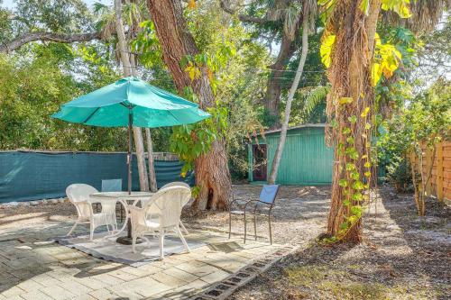 5 Mi to St Pete Beach! Snowbird Home w/ Large Yard in Bay Pines