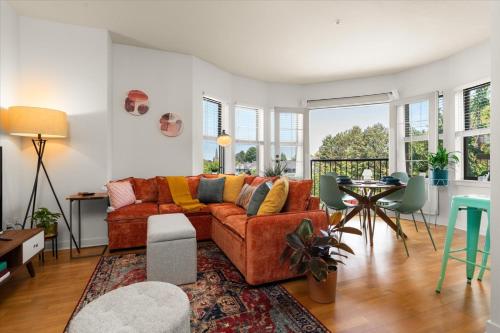 Free Parking - Chic King Bed - 95 Walk Score - Huge Patio! – khách sạn tại Queen Anne